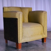 Fotel klubowy / gabinetowy drewniany 63 cm tapicerowany oryginał art déco. Wyposażenie hotelu Rialto w Warszawie. Wyprzedaż używanych mebli hotelowych: łóżka, fotele, biurka, antyki. meblerialto.pl