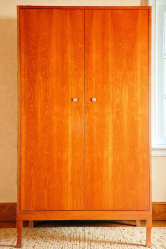 Szafa dwudrzwiowa ubraniowa ciemna. Wyposażenie hotelu Rialto, Warszawa. Używane meble hotelowe, wyposażenie hotelu, wyprzedaż mebli hotelowych. meblerialto.pl