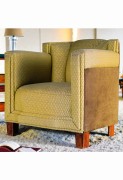 Fotel art déco z wzorzystą tapicerką. Wyposażenie hotelu Rialto w Warszawie. Wyprzedaż używanych mebli hotelowych: łóżka, fotele, biurka, antyki. meblerialto.pl