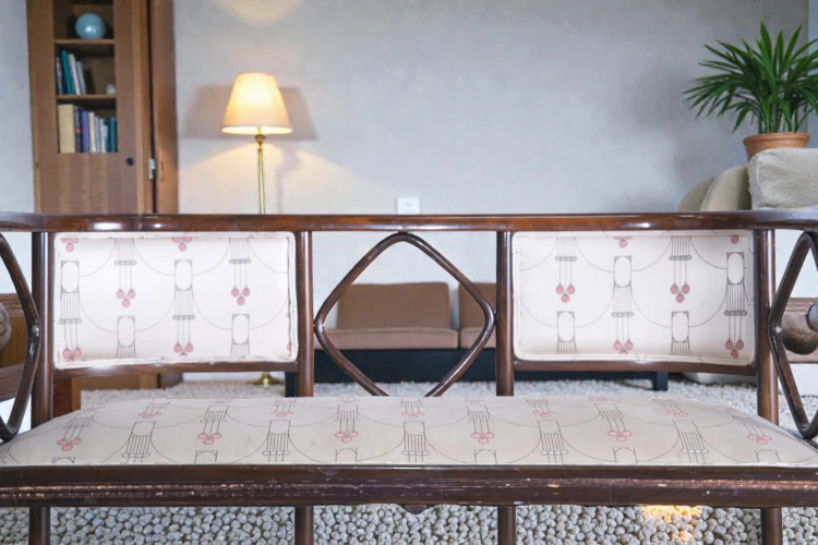 Sofa drewniana tapicerowana secesja wiedeńska. Wyposażenie hotelu Rialto w Warszawie. Wyprzedaż używanych mebli hotelowych i antyków. meblerialto.pl