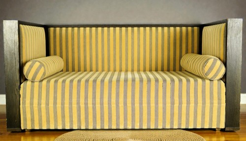 Kanapa drewniana tapicerowana. Wyposażenie hotelu Rialto, Warszawa. Używane meble hotelowe, wyposażenie hotelu, wyprzedaż mebli hotelowych. meblerialto.pl