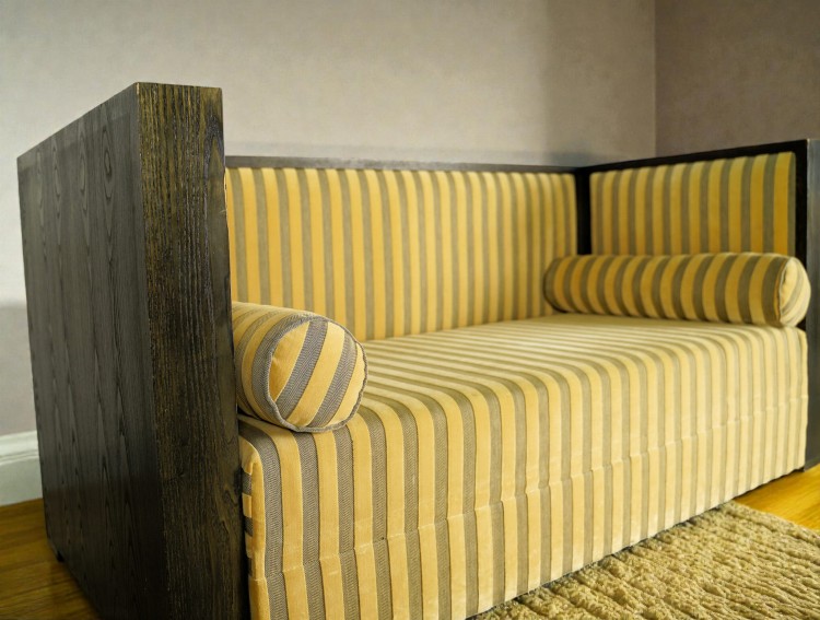 Kanapa drewniana tapicerowana. Wyposażenie hotelu Rialto, Warszawa. Używane meble hotelowe, wyposażenie hotelu, wyprzedaż mebli hotelowych. meblerialto.pl