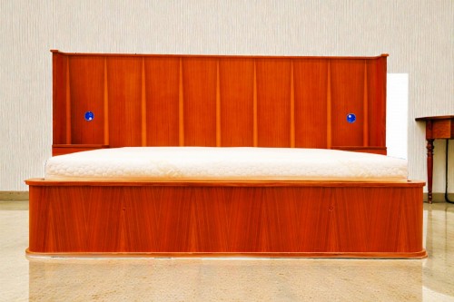 Łóżko drewniane jasne 160cm z wezgłowiem. Wyprzedaż wyposażenia hotelu Rialto w Warszawie. Używane meble hotelowe i antyki w atrakcyjnych cenach. meblerialto.pl