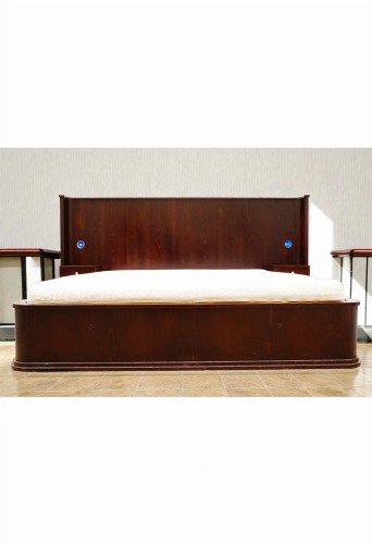 Łóżko drewniane ciemne 160 cm z wezgłowiem. Używane łóżko hotelowe w stylu Art Deco. Wyposażenie hotelu Rialto w Warszawie. Wyprzedaż mebli hotelowych i antyków. meblerialto.pl