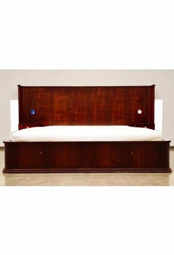 Łóżko drewniane ciemne z wezgłowiem 160cm. Używane łóżko hotelowe w stylu art deco. Wyposażenie hotelu Rialto w Warszawie. Wyprzedaż mebli hotelowych i antyków