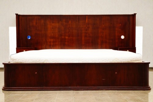 Łóżko drewniane ciemne z wezgłowiem 160cm. Używane łóżko hotelowe w stylu art deco. Wyposażenie hotelu Rialto w Warszawie. Wyprzedaż mebli hotelowych i antyków