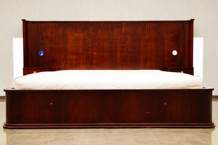 Łóżko drewniane ciemne z wezgłowiem 160cm. Używane łóżko hotelowe w stylu art deco. Wyposażenie hotelu Rialto w Warszawie. Wyprzedaż mebli hotelowych i antyków