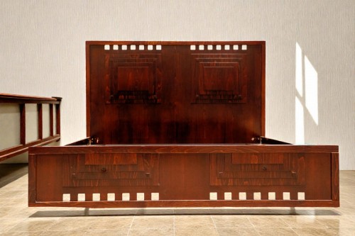 Łóżko ciemne MacKintosh 160cm. Używane łóżko hotelowe w stylu art deco. Wyposażenie hotelu Rialto w Warszawie. Wyprzedaż mebli hotelowych i antyków