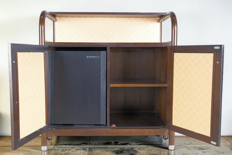 Konsola uniwersalna dwudrzwiowa typu "closet" 95 cm lite drewno rafia minibar secesja wiedeńska. Wyposażenie hotelu Rialto, Warszawa. Używane meble hotelowe, wyposażenie hotelu, wyprzedaż mebli hotelowych. meblerialto.pl