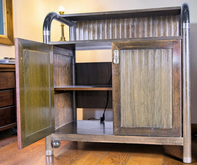 Konsola uniwersalna dwudrzwiowa typu "closet" 95 cm lite drewno minibar secesja wiedeńska. Wyposażenie hotelu Rialto, Warszawa. Używane meble hotelowe, wyposażenie hotelu, wyprzedaż mebli hotelowych. meblerialto.pl
