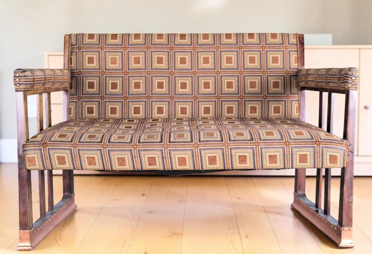 Dwuosobowa tapicerowana drewniana ławka gabinetowa 130 cm art déco oryginał Quadratl-Hoffmann.  Wyposażenie hotelu Rialto, Warszawa. Używane meble hotelowe, wyposażenie hotelu, wyprzedaż mebli hotelowych. meblerialto.pl