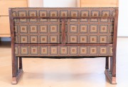 Dwuosobowa tapicerowana drewniana ławka gabinetowa 130 cm art déco oryginał Quadratl-Hoffmann.  Wyposażenie hotelu Rialto, Warszawa. Używane meble hotelowe, wyposażenie hotelu, wyprzedaż mebli hotelowych. meblerialto.pl