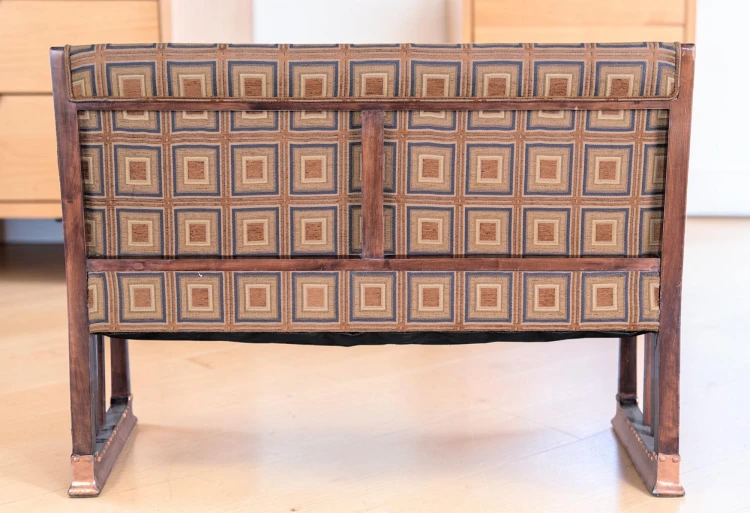 Dwuosobowa tapicerowana drewniana ławka gabinetowa 130 cm art déco oryginał Quadratl-Hoffmann.  Wyposażenie hotelu Rialto, Warszawa. Używane meble hotelowe, wyposażenie hotelu, wyprzedaż mebli hotelowych. meblerialto.pl