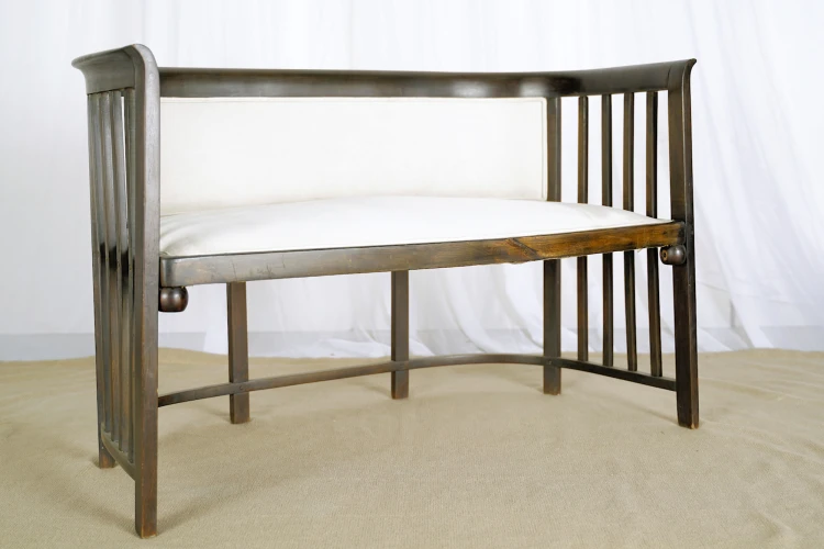 Sofa drewniana tapicerowana 2-osobowa 120 cm oryginał secesja wiedeńska M. Kammerer. Wyposażenie hotelu Rialto w Warszawie. Wyprzedaż używanych mebli hotelowych i antyków. meblerialto.pl