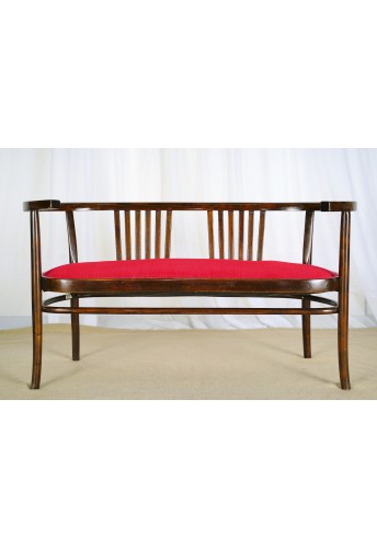 Sofa drewniana tapicerowana 2-osobowa 124 cm oryginał secesja wiedeńska / art déco. Wyposażenie hotelu Rialto w Warszawie. Wyprzedaż używanych mebli hotelowych i antyków. meblerialto.pl