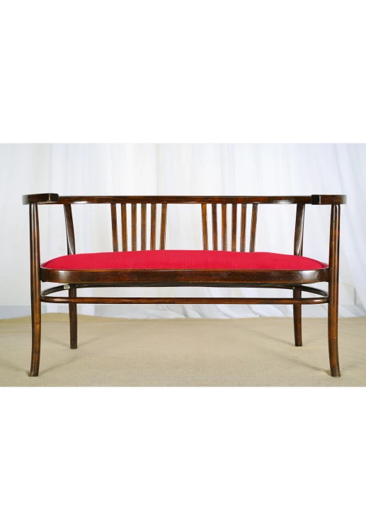 Sofa drewniana tapicerowana 2-osobowa 124 cm oryginał secesja wiedeńska / art déco. Wyposażenie hotelu Rialto w Warszawie. Wyprzedaż używanych mebli hotelowych i antyków. meblerialto.pl