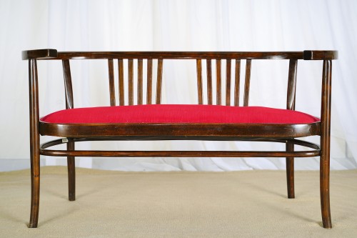 Sofa drewniana tapicerowana 2-osobowa 124 cm oryginał secesja wiedeńska / art déco. Wyposażenie hotelu Rialto w Warszawie. Wyprzedaż używanych mebli hotelowych i antyków. meblerialto.pl