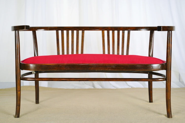 Sofa drewniana tapicerowana 2-osobowa 124 cm oryginał secesja wiedeńska / art déco. Wyposażenie hotelu Rialto w Warszawie. Wyprzedaż używanych mebli hotelowych i antyków. meblerialto.pl