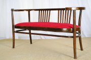 Sofa drewniana tapicerowana 2-osobowa 124 cm oryginał secesja wiedeńska / art déco. Wyposażenie hotelu Rialto w Warszawie. Wyprzedaż używanych mebli hotelowych i antyków. meblerialto.pl