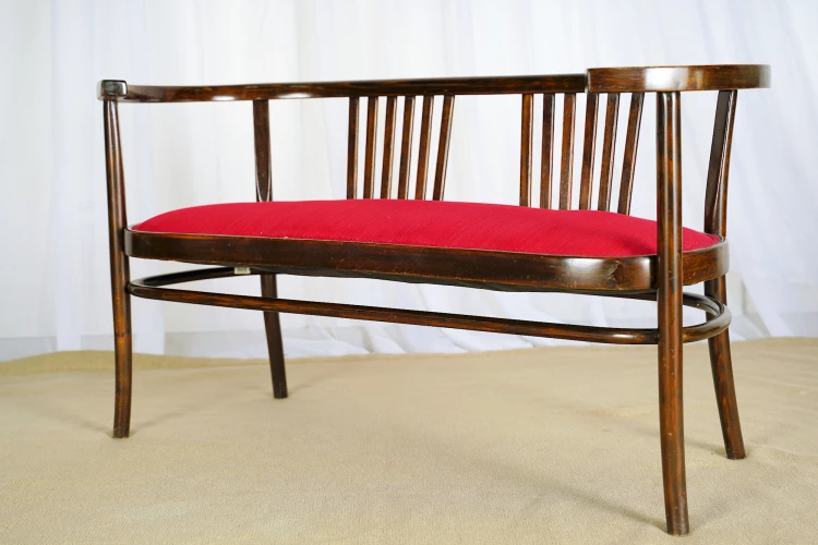 Sofa drewniana tapicerowana 2-osobowa 124 cm oryginał secesja wiedeńska / art déco. Wyposażenie hotelu Rialto w Warszawie. Wyprzedaż używanych mebli hotelowych i antyków. meblerialto.pl