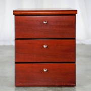 Szafka gabinetowa 54 x 46 x 44 cm 3 szuflady skórzany blat hotel Rialto. Wyposażenie hotelu Rialto, Warszawa. Używane meble hotelowe, wyposażenie hotelu, wyprzedaż mebli hotelowych. meblerialto.pl
