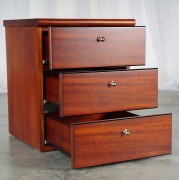 Szafka gabinetowa 54 x 46 x 44 cm 3 szuflady skórzany blat hotel Rialto. Wyposażenie hotelu Rialto, Warszawa. Używane meble hotelowe, wyposażenie hotelu, wyprzedaż mebli hotelowych. meblerialto.pl