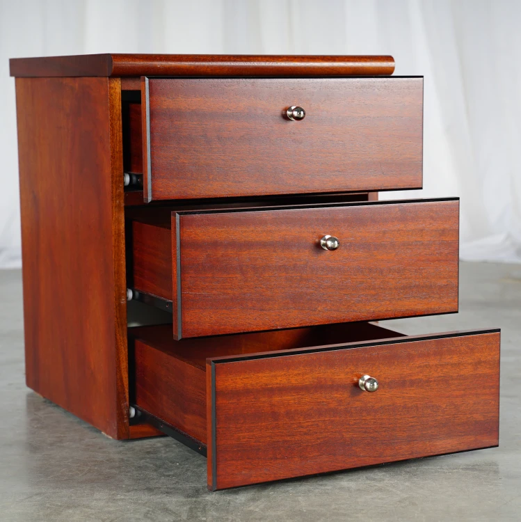 Szafka gabinetowa 54 x 46 x 44 cm 3 szuflady skórzany blat hotel Rialto. Wyposażenie hotelu Rialto, Warszawa. Używane meble hotelowe, wyposażenie hotelu, wyprzedaż mebli hotelowych. meblerialto.pl