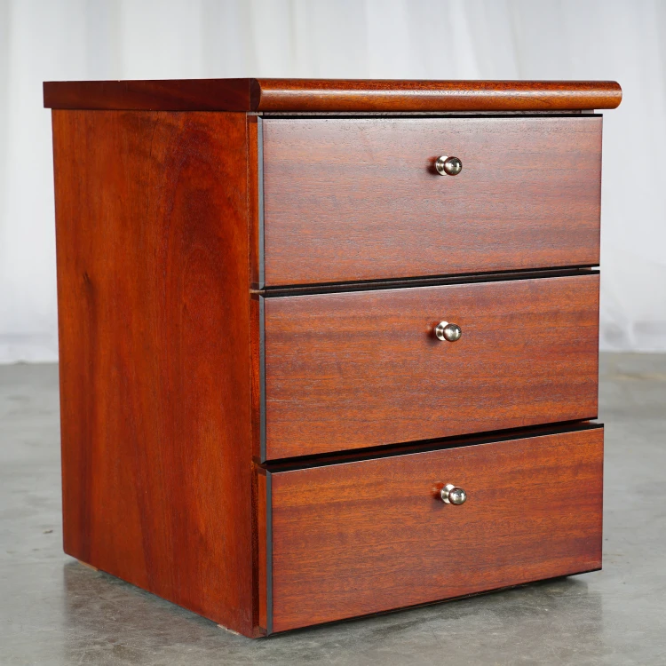Szafka gabinetowa 54 x 46 x 44 cm 3 szuflady skórzany blat hotel Rialto. Wyposażenie hotelu Rialto, Warszawa. Używane meble hotelowe, wyposażenie hotelu, wyprzedaż mebli hotelowych. meblerialto.pl