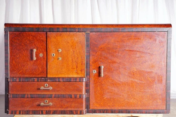 Szafka/komoda gabinetowa 134 cm art déco J. Habala lite drewno oryginał. Wyposażenie hotelu Rialto, Warszawa. Używane meble hotelowe, wyposażenie hotelu, wyprzedaż mebli hotelowych