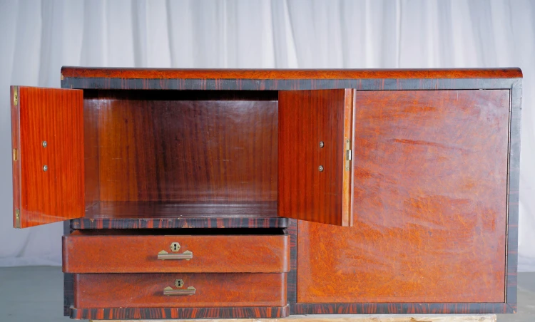 Szafka/komoda gabinetowa 134 cm art déco J. Habala lite drewno oryginał. Wyposażenie hotelu Rialto, Warszawa. Używane meble hotelowe, wyposażenie hotelu, wyprzedaż mebli hotelowych