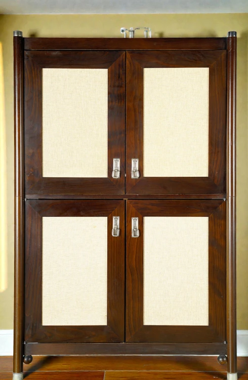 Szafa uniwersalna typu "closet" 4-drzwiowa 93 x 148,5 cm lite drewno fornirowane rafia secesja wiedeńska. Wyposażenie hotelu Rialto, Warszawa. Używane meble hotelowe, wyposażenie hotelu, wyprzedaż mebli hotelowych. meblerialto.pl