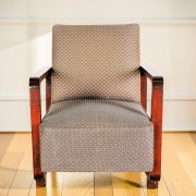 Fotel klubowy tapicerowany art déco oryginał. Wyposażenie hotelu Rialto. Używane meble hotelowe, wyposażenie hotelu, wyprzedaż mebli hotelowych. meblerialto.pl