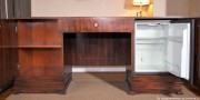 Biurko gabinetowe 167 cm belgijskie art déco lite drewno minibar. Wyposażenie hotelu Rialto, Warszawa. Używane meble hotelowe, wyposażenie hotelu, wyprzedaż mebli hotelowych. meblerialto.pl
