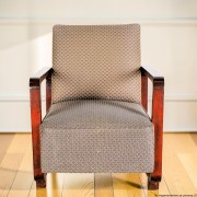Fotel klubowy tapicerowany 63 cm lite drewno art déco oryginał. Wyposażenie hotelu Rialto. Używane meble hotelowe, wyposażenie hotelu, wyprzedaż mebli hotelowych. meblerialto.pl