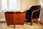 Fotel klubowy gondolowy tapicerowany 57 cm lite drewno art déco oryginał. Wyposażenie hotelu Rialto, Warszawa. Używane meble hotelowe, wyposażenie hotelu, wyprzedaż mebli hotelowych. meblerialto.pl