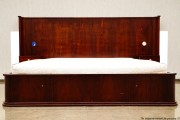 Łóżko 160 x 200 cm z wezgłowiem lite drewno stalowa rama art déco. Używane łóżko hotelowe w stylu art deco. Wyposażenie hotelu Rialto w Warszawie. Wyprzedaż mebli hotelowych i antyków. meblerialto.pl