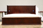 Łóżko 160 x 200 cm z wezgłowiem lite drewno stalowa rama styl art déco. Wyposażenie hotelu Rialto w Warszawie. Wyprzedaż mebli hotelowych i antyków. meblerialto.pl
