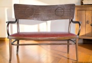 Sofa drewniana tapicerowana 2-osobowa 124 cm oryginał art déco Thonet-Mundus. Wyposażenie hotelu Rialto w Warszawie. Wyprzedaż używanych mebli hotelowych i antyków. meblerialto.pl