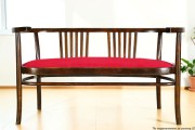 Sofa drewniana tapicerowana 2-osobowa 124 cm oryginał secesja wiedeńska / art déco. Wyposażenie hotelu Rialto w Warszawie. Wyprzedaż używanych mebli hotelowych i antyków. meblerialto.pl