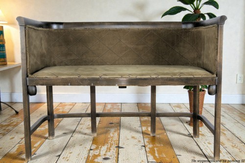 Sofa drewniana tapicerowana 2-osobowa 113 cm oryginał secesja wiedeńska A. Martin Okapi. Wyposażenie hotelu Rialto w Warszawie. Wyprzedaż używanych mebli hotelowych i antyków. meblerialto.pl