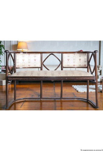 Sofa drewniana tapicerowana 2-osobowa 117 cm oryginał secesja wiedeńska J. Hoffmann Vineta Backhausen. Wyposażenie hotelu Rialto w Warszawie. Wyprzedaż używanych mebli hotelowych i antyków. meblerialto.pl