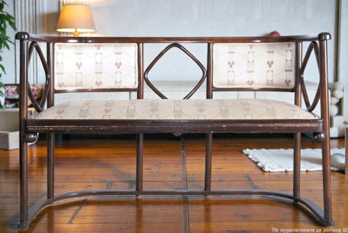 Sofa drewniana tapicerowana 2-osobowa 117 cm oryginał secesja wiedeńska J. Hoffmann Vineta Backhausen. Wyposażenie hotelu Rialto w Warszawie. Wyprzedaż używanych mebli hotelowych i antyków. meblerialto.pl