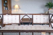 Sofa drewniana tapicerowana 2-osobowa 117 cm oryginał secesja wiedeńska J. Hoffmann Vineta Backhausen. Wyposażenie hotelu Rialto w Warszawie. Wyprzedaż używanych mebli hotelowych i antyków. meblerialto.pl