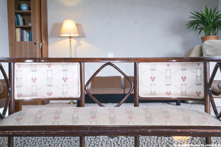 Sofa drewniana tapicerowana 2-osobowa 117 cm oryginał secesja wiedeńska J. Hoffmann Vineta Backhausen. Wyposażenie hotelu Rialto w Warszawie. Wyprzedaż używanych mebli hotelowych i antyków. meblerialto.pl