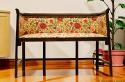 Sofa drewniana tapicerowana 2-osobowa 110 cm oryginał secesja wiedeńska J. Hoffmann Evenlode Liberty. Wyposażenie hotelu Rialto w Warszawie. Wyprzedaż używanych mebli hotelowych i antyków. meblerialto.pl
