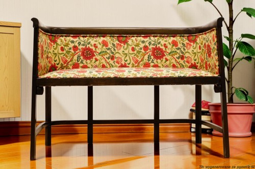 Sofa drewniana tapicerowana 2-osobowa 110 cm oryginał secesja wiedeńska J. Hoffmann Evenlode Liberty. Wyposażenie hotelu Rialto w Warszawie. Wyprzedaż używanych mebli hotelowych i antyków. meblerialto.pl