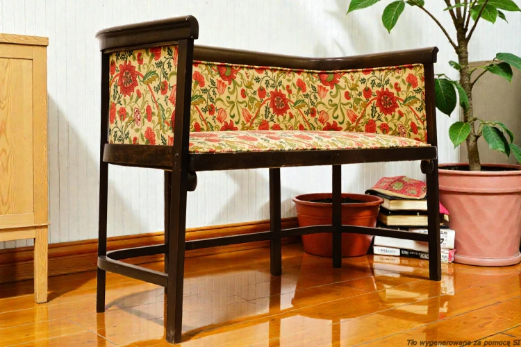 Sofa drewniana tapicerowana 2-osobowa 110 cm oryginał secesja wiedeńska J. Hoffmann Evenlode Liberty. Wyposażenie hotelu Rialto w Warszawie. Wyprzedaż używanych mebli hotelowych i antyków. meblerialto.pl