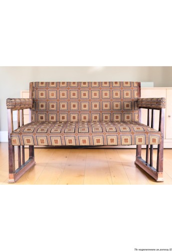 Dwuosobowa tapicerowana drewniana ławka gabinetowa 130 cm art déco oryginał Quadratl-Hoffmann.  Wyposażenie hotelu Rialto, Warszawa. Używane meble hotelowe, wyposażenie hotelu, wyprzedaż mebli hotelowych. meblerialto.pl
