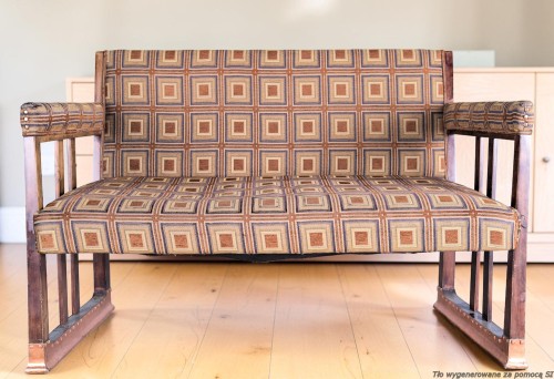 Dwuosobowa tapicerowana drewniana ławka gabinetowa 130 cm art déco oryginał Quadratl-Hoffmann.  Wyposażenie hotelu Rialto, Warszawa. Używane meble hotelowe, wyposażenie hotelu, wyprzedaż mebli hotelowych. meblerialto.pl