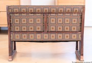 Dwuosobowa tapicerowana drewniana ławka gabinetowa 130 cm art déco oryginał Quadratl-Hoffmann.  Wyposażenie hotelu Rialto, Warszawa. Używane meble hotelowe, wyposażenie hotelu, wyprzedaż mebli hotelowych. meblerialto.pl